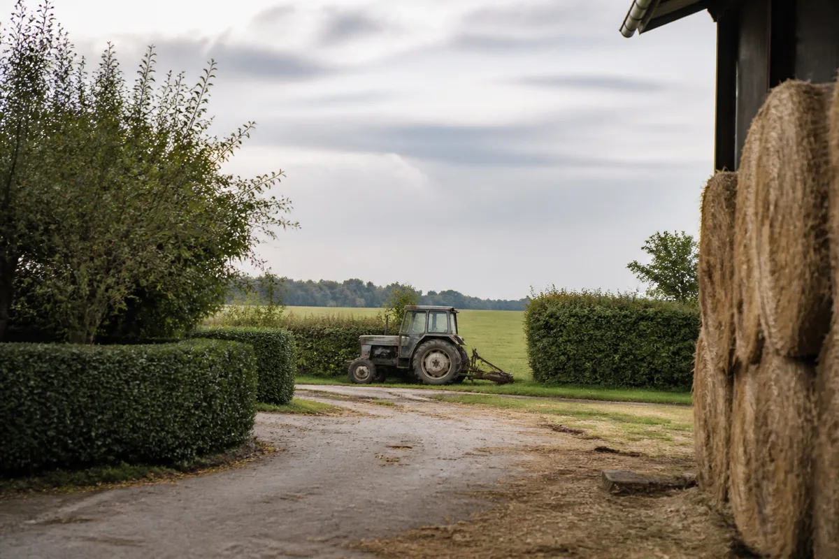 Tracteur immobilisé en bordure de parcelle après une crevaison