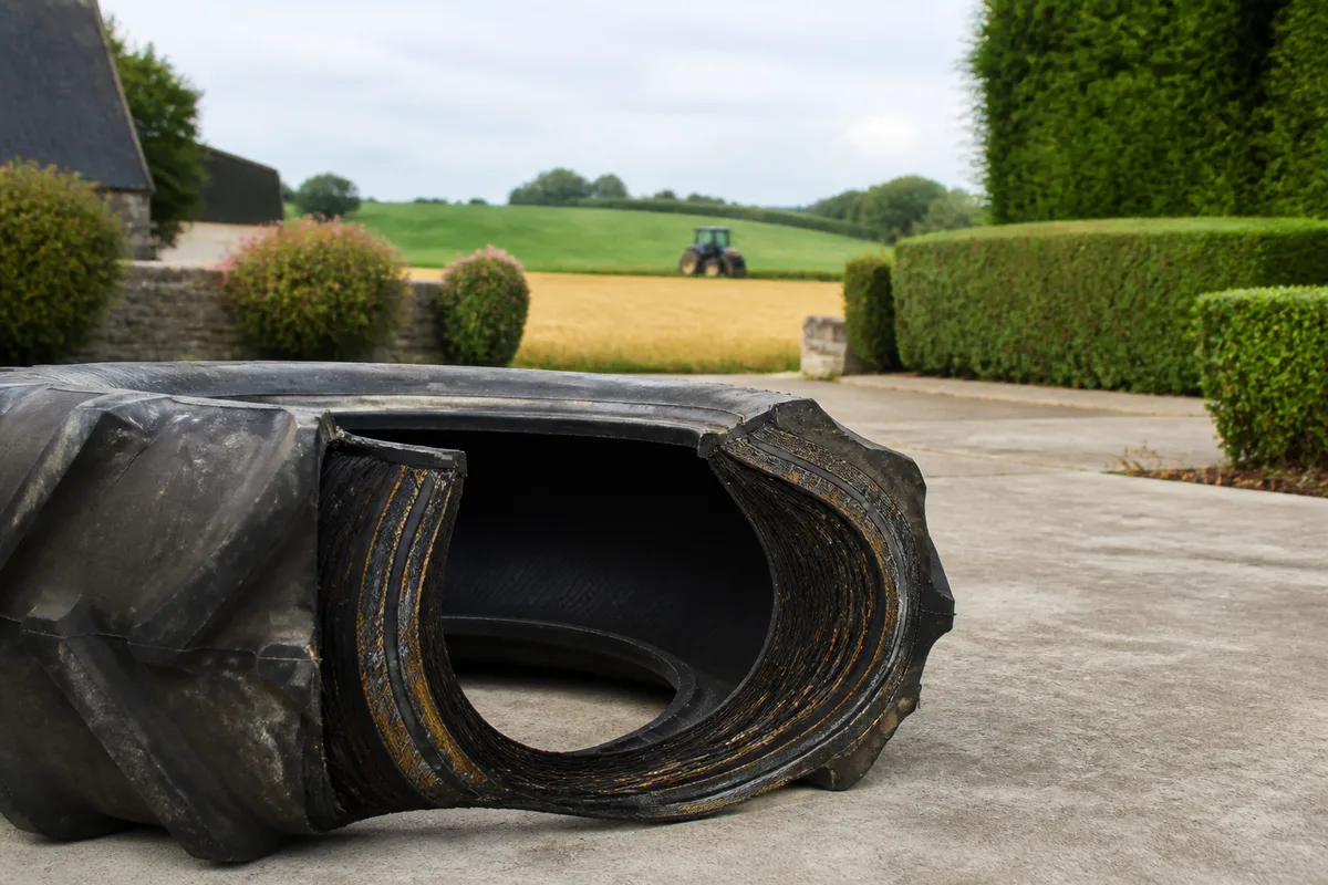 Carcasse de pneu agricole ouverte montrant les nappes de la structure